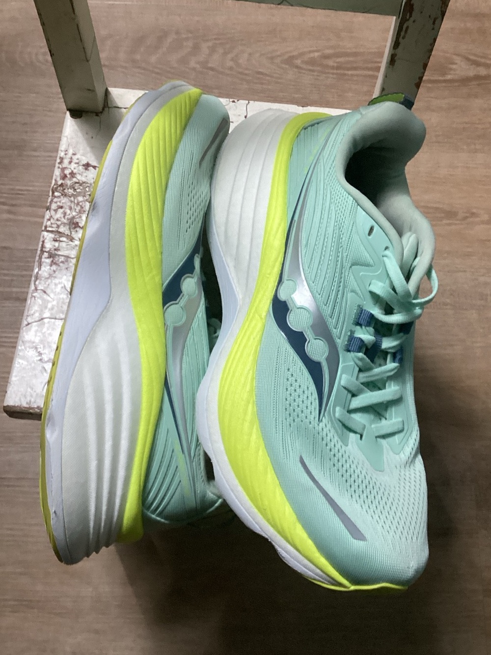 Saucony Women's Mint Green Running Shoes with Neon Yellow Accents US 9 EUR 40.5 - Picture 5 of 9
